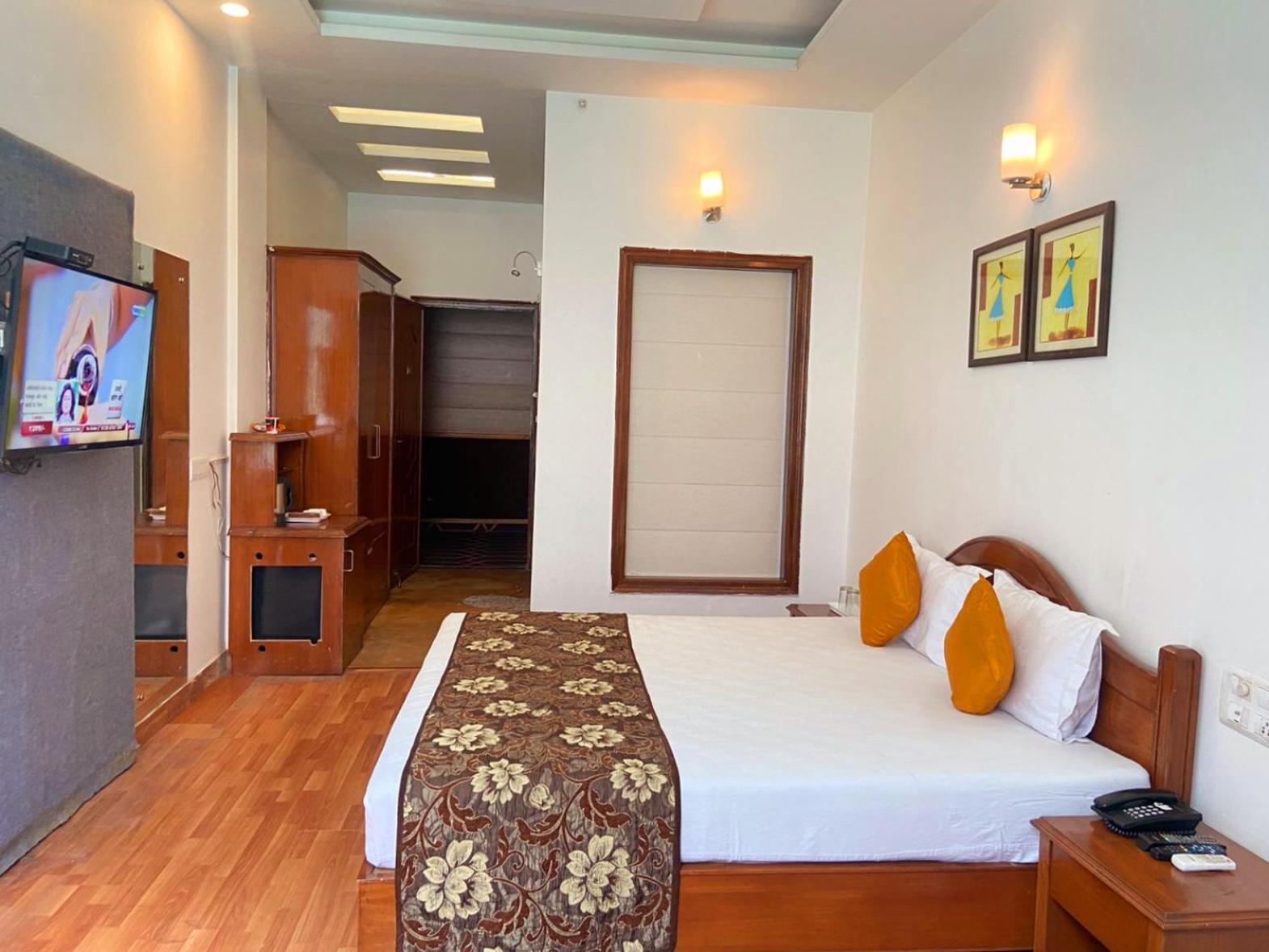 Modi Hotel & Resorts Pinjaur Exterior photo